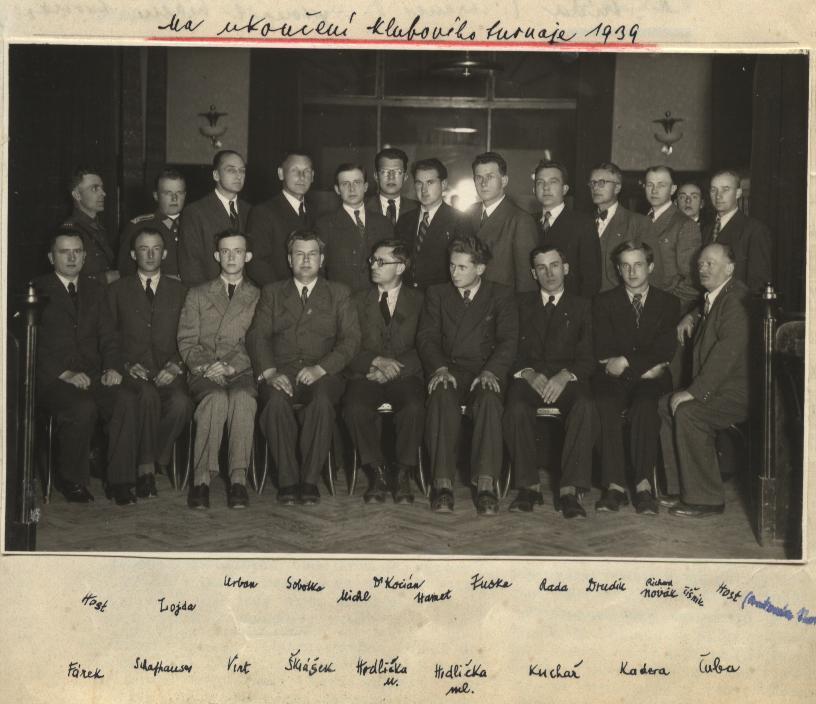 Obrázek 02 Účastníci 15. přeboru klubu v roce 1939 v hotelu Bílá Růže na jižní straně klatovského náměstí. Horní řada: host, Lojda, Urban Jindřich, Sobotka František, Michl Stanislav Jindřich, JUDr.