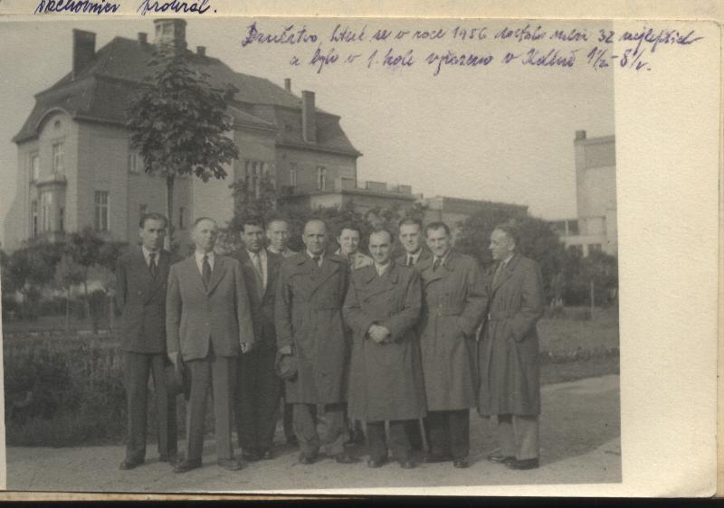 Obrázek 04 Družstvo Jiskry Klatovy v Kolíně v roce 1956. Postoupilo mezi 32 nejlepších družstev v republice a bylo vyřazeno Kolínem 1 1/2-8 1/2.