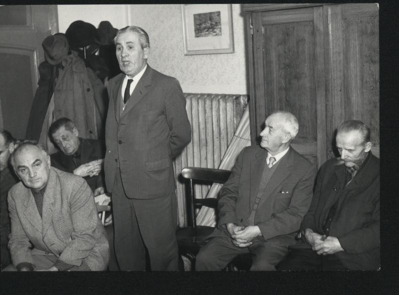 Obrázek 08 Z výroční členské schůze šachového oddílu TJ Klatovy k 50. výročí založení oddílu v závodním klubu Škoda Klatovy na Nové hospodě v prosinci 1971.