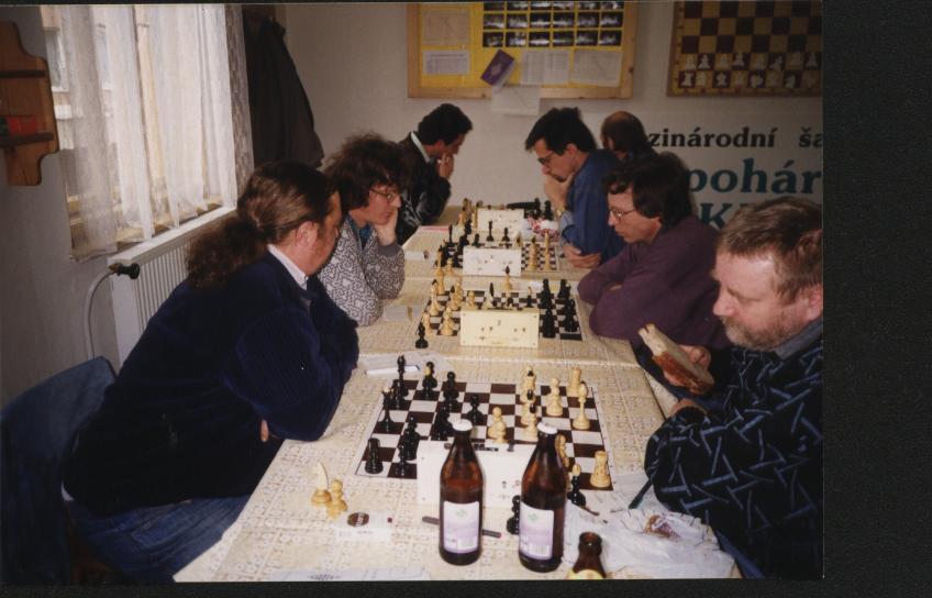 Obrázek 17 Tentokrát se nám nedařilo. Šachklub Sokol Klatovy B podlehl doma v posledním kole krajského přeboru 19.4.1998 Lokomotivě Plzeň B 3-5 a ze 4. místa klesl na místo 6. Soupeř postoupil na 5.