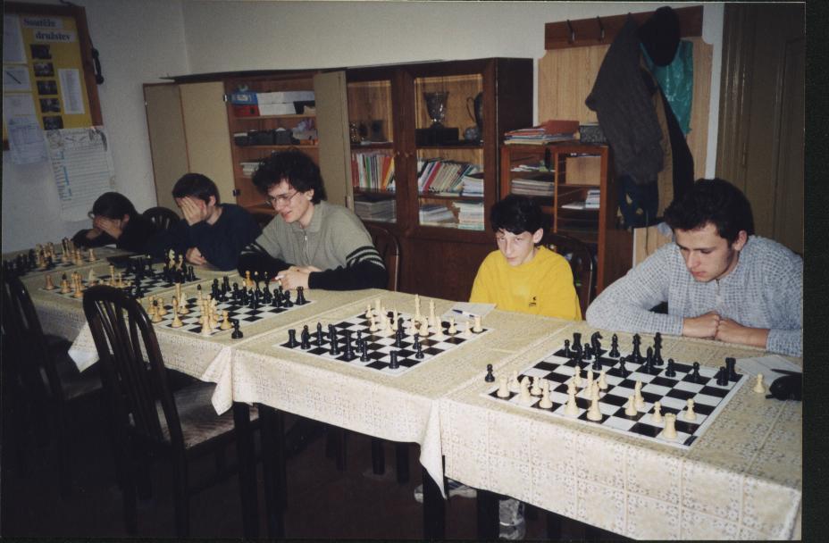 Obrázek 31 Italský mistr Daniele Genocchio uspořádal v naší hrací místnosti cvičnou simultánku pro mládež - rok 2002.