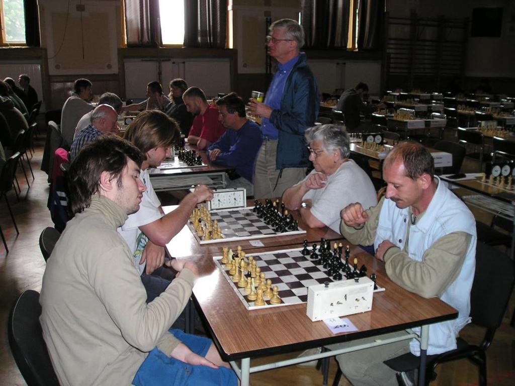Obrázek 39 Vpravo Hořejší Roman ve střehu na 1.