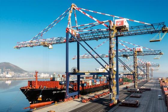 PŘEKLÁDACÍ MECHANISMY shore container crane STS). Nábřežní portálové jeřáby obsahují výložník, který přesahuje přes nábřežní hranu. Velikost přesahu je volena s ohledem na typy překládaných lodí.