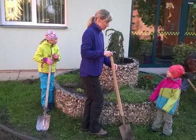 strana 14 Úklid,dýňování i drakiáda Věra Dumpíková Podzim je opět v plném proudu a mateřská škola přivítala všechny děti i rodiče v novém školním roce.