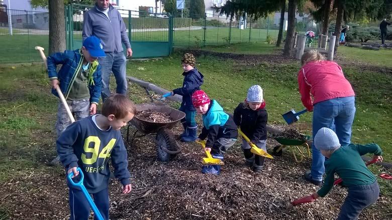První zářijový týden nám sluníčko opravdu přálo a děti tak měly možnost využívat školní zahradu a poznávat se s kamarády z ostatních tříd. 12.