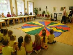 Za správně vyplněný test ke knize, kterou žáci přečetli, mohou získat body a ty pak věnovat na vybranou charitu. Zajímavým projektem je také Celé Česko čte dětem či Čítárny.