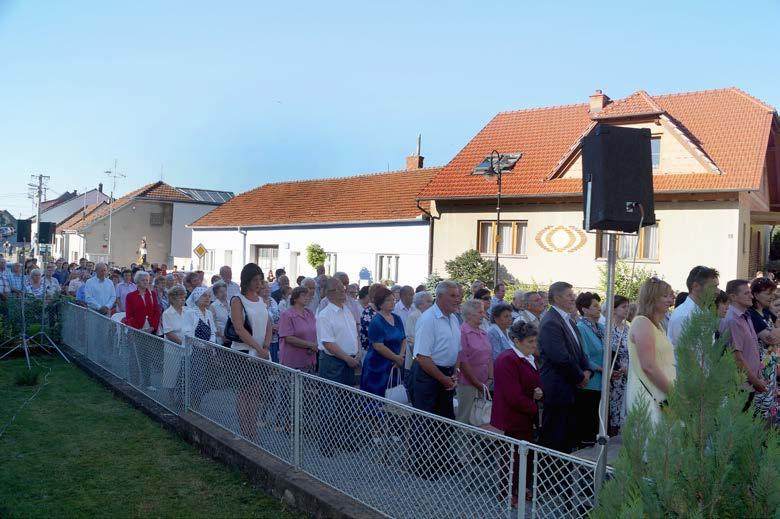 Ježíš tehdy vyvedl apoštoly Petra, Jakuba a Jana na horu Tábor, kde byl proměněn jeho obličej oslnivě zbělel a Ježíš rozmlouval s Elijášem a Mojžíšem.
