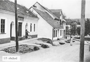 Pod názvem Včela fungoval také řadu let obchod na čísle 62, což je stávající provozovna smíšeného zboží. Existuje unikátní snímek z období 2.