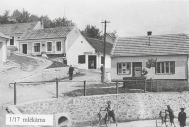 26 (mnozí si tam ještě pamatují mlékárnu) a v již zmiňované 62. Pan Boček nabízel zboží v domě č. 75 poblíž návsi.