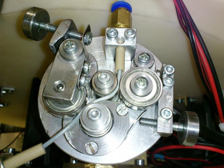 Obrázek 4.4: Cold end část extrudéru. Výsledná fyzická konstrukce mechanismu pro posuv tiskové struny. Díl je namontován na planetové převodovce. 4.3 Elektronika vlastního tiskového stroje Výběr elektroniky se řídil konceptem popsaným v podkapitole 3.