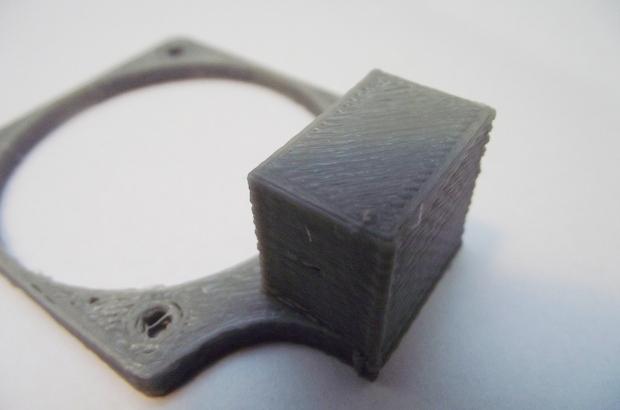 Obrázek C.4: Demonstrace přemostění dutiny v objektu (PLA, šířka vrstvy 0,3 mm). Obrázek C.