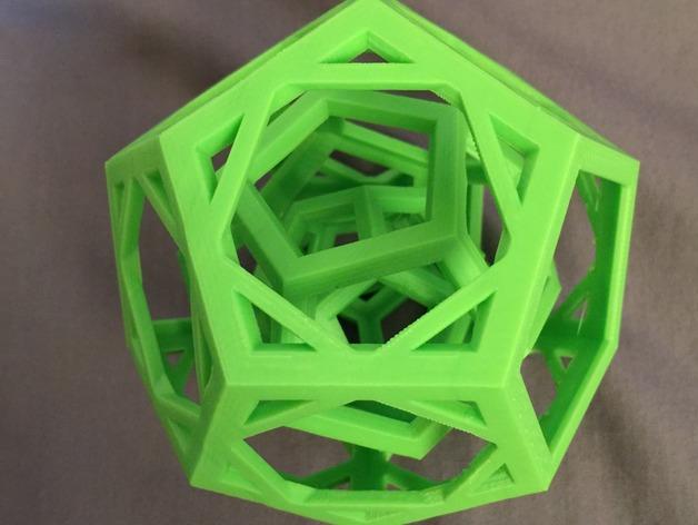 Kapitola 2 3D tisk a jeho formy 3D tisk je proces vytváření fyzických trojrozměrných objektů podle předlohy ve formě digitálního modelu [12].