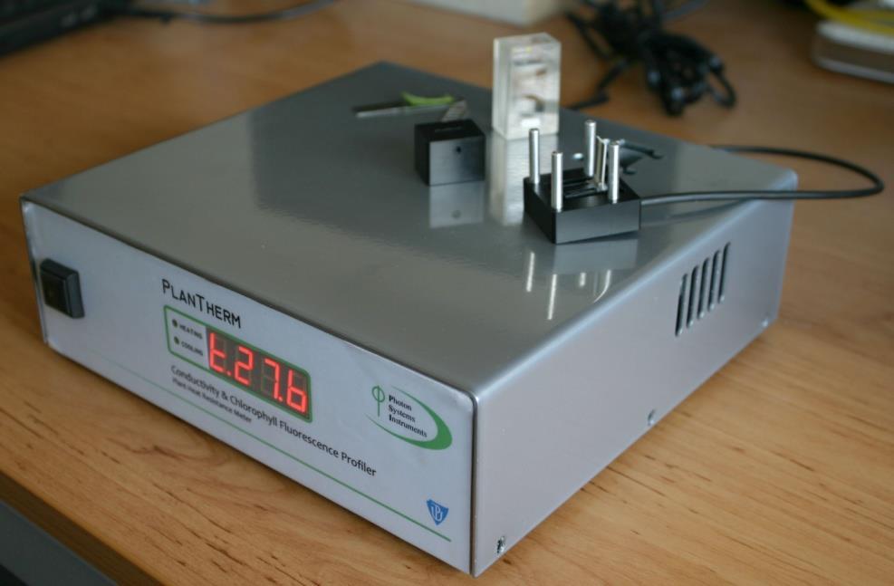 II.4 Postup měření Postup měření je velmi jednoduchý. Ke stanovení odolnosti rostlin vůči vyšším teplotám je použit přístroj PlanTherm (Photon Systems Instruments, Brno; Obr.