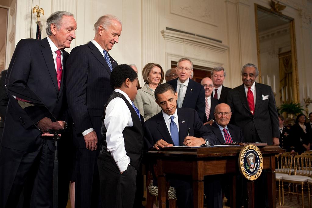 Barack Obama při podepisování smlouvy -