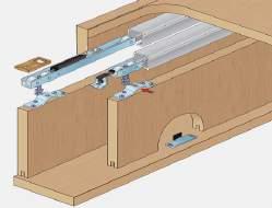 KOVÁNÍ NA POSUVNÉ DVÍŘKA SALU strana 23 S40, S80 Nábytkové kování S40 představuje jednoduché řešení pro posuvné průchozí dveře a posuvné stěny. Sytém se vyznačuje tichým chodem a jednoduchou montáží.