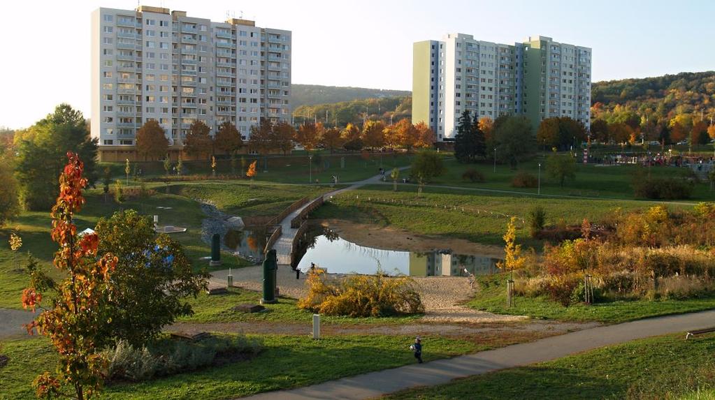 7. Jezírko v parku Lokalita: Brno Nový Lískovec Projektant: Ing. Petr Förchtgott, Ing. arch. Jan Zezůlka, Jezírko v Parku pod Plachtami Ing. Vojtěch Joura Realizátor zelené stěny: Cooptel, stavební a.