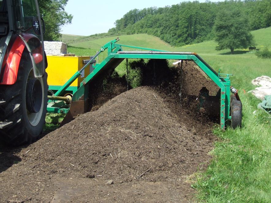 Vľavo štiepkovač drevnej hmoty DRV 390 od