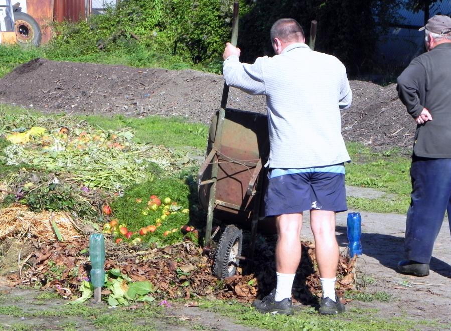 Obsah 1. Prečo sa zaoberať kompostovaním 1.1. Environmentálne dôvody 1.2. Ekonomické dôvody 1.3. Legislatívne dôvody 2. Prečo práve obecné kompostovisko 3. Zriaďovanie obecného kompostoviska 4.