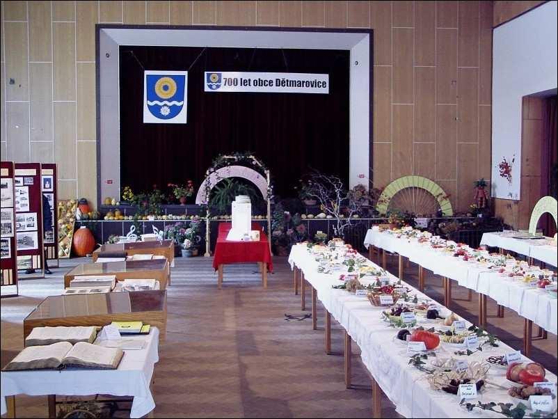 Letošní ročník této výstavy se konal u příležitosti 700. výročí založení obce a byly zde tři expozice obecní, zahrádkářská a včelařská.