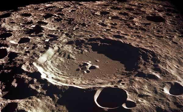 Lávové tunely Lávové tunely (je geologické označení pro podpovrchový útvar, vytvořený ztuhlou lávou) vznikají z lávových kanálů (je geologické označení pro povrchový či podpovrchový útvar, kterým