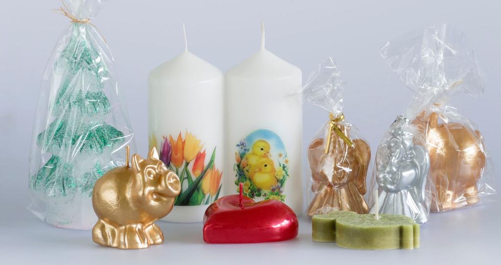 Dekorační svíčky Dekorační svíčky různých tvarů, barev a dekorací jsou často spojovány se svátky nebo významnými událostmi jako jsou