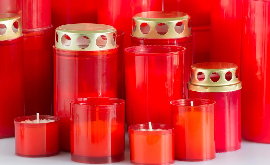 Hřbitovní svíčky Vyrábíme širokou škálu hřbitovních svíček včetně olejových svíček a vkladů, které jsou dodávány buď jednotlivě, nebo v baleních s více kusy.