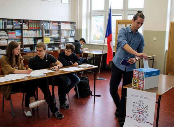 STUDENTSKÉ VOLBY STUDENTSKÉ VOLBY Umožňujeme středoškolákům vyzkoušet si nanečisto volby. Vedeme je k aktivnímu, zodpovědnému a sebevědomému občanství.