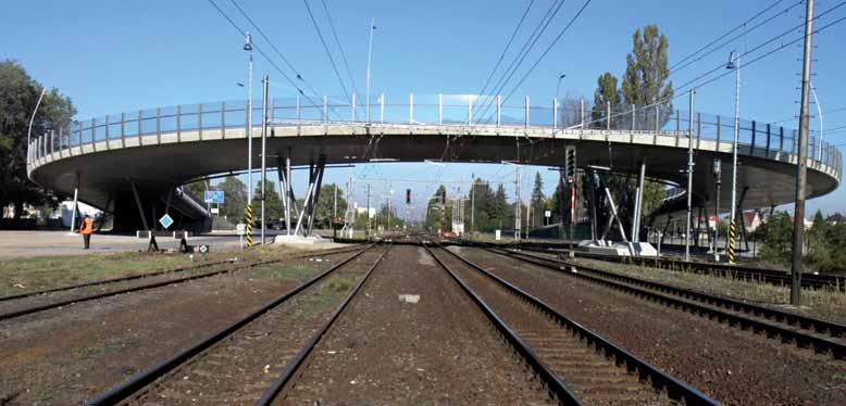 TÉMA TOPIC MOST PŘES ŽELEZNIČNÍ TRAŤ V PODĚBRADECH BRIDGE OVER A RAILWAY TRACK IN THE CITY OF PODĚBRADY 1 Petr Souček, Jan Bažil, Petr Jelínek V září 2015 bylo uvedeno do provozu nové přemostění