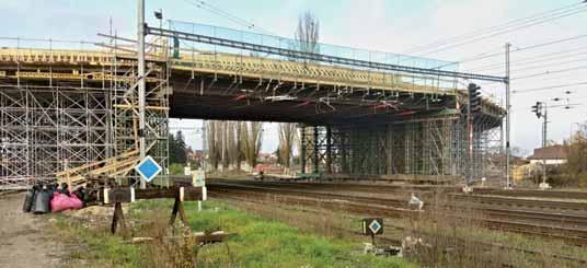 etapy nad pevným pilířem Fig 6 Installation of mild reinforcement in progress above the fixed pier Obr. 7 a) Předpětí a ukládání výztuže 1. etapy, b) čelo nosné konstrukce s kotvami předpětí Fig.