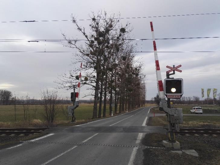 Bez závor s výstražníkem a pozitivní signalizací Obr. 1 Železniční přejezd s výstražným křížem A 32a Obr. 2 Železniční přejezd s PZZ a pozitivním signálem Zdroj: (Autor) Obr.