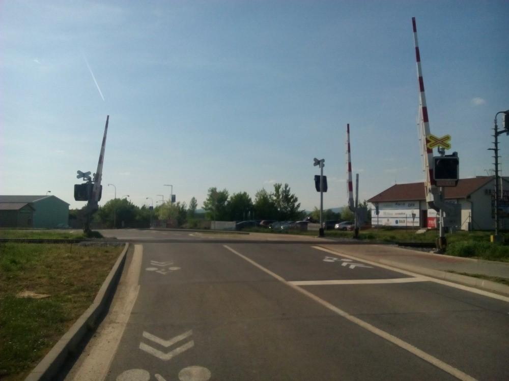 UTB ve Zlíně, Fakulta logistiky a krizového řízení 26 PZS s polovičními závorami: PZZ, které je doplněno závorovými břevny opatřenými návěstním nátěrem.