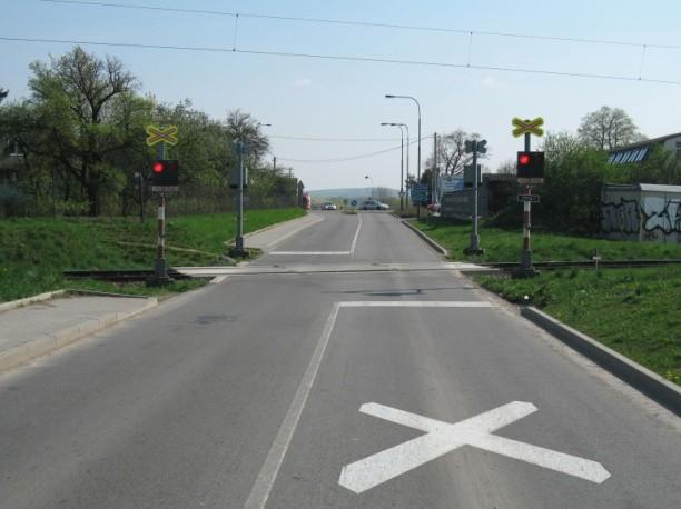 f) nedovoluje-li situace za železničním přejezdem jeho bezpečné přejetí a pokračování v jízdě. 3.