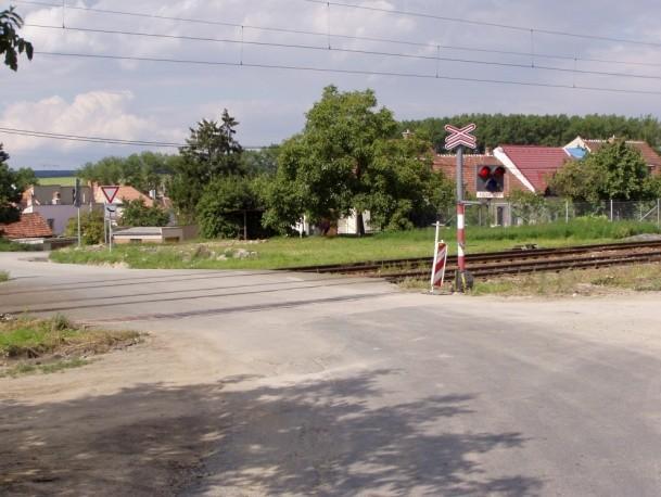 9) nevhodné stavební uspořádání v okolí přejezdu (existence křižovatek, pohledově konfliktní světelné signalizace atd.), (obr. 14), Obr.