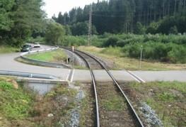 16: Pásy tvořené řadami dlažebních kostek (vlevo) a betonové příčné odvodňovací žlaby [12]