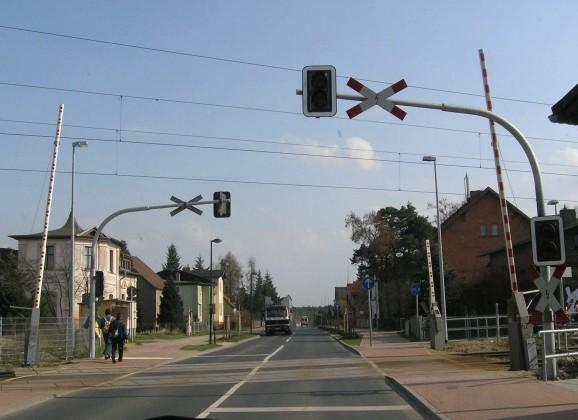 (přejezd se stává téměř nepřehlédnutelným, viz obr. 18); v ČR se s tím setkáme sporadicky.