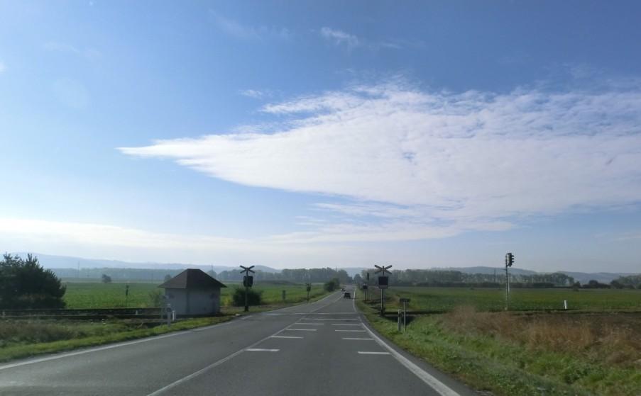 Železniční přejezdy jsou zabezpečeny světelným signalizačním zařízením bez bílého světla, na kterém je umístěna dopravní značka A 32a,, Výstražný kříž pro železniční přejezd jednokolejný ʼʼ.