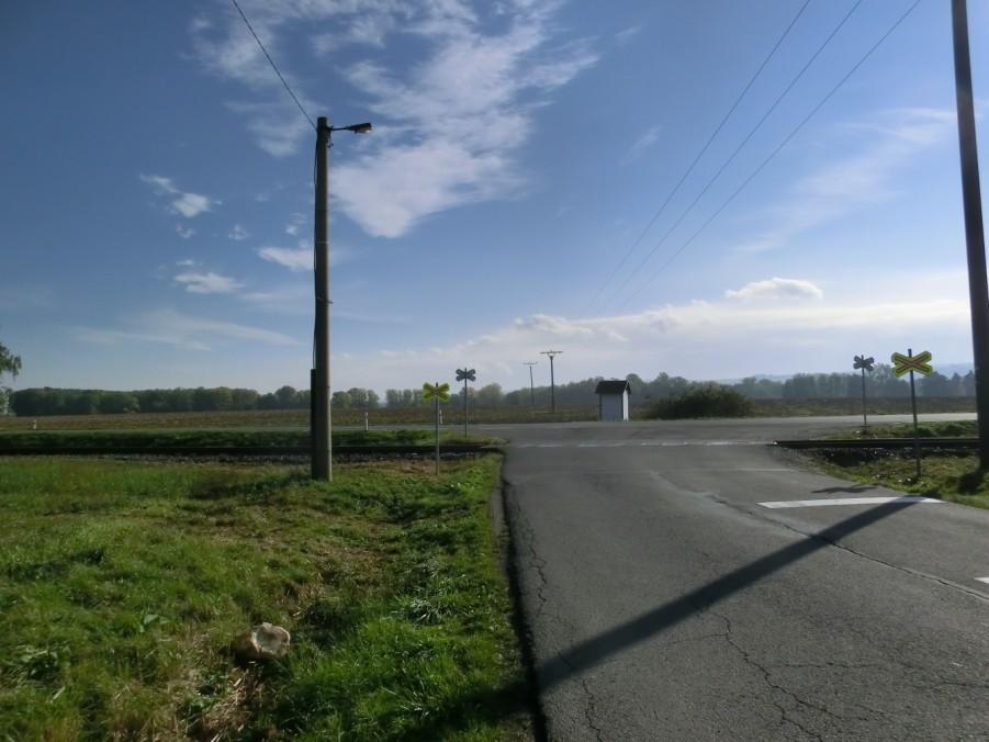 Obr. 29: Stávající stav železničního přejezdu P7812 6.3.2 Návrh opatření Hlavním problémem je nevhodné stavební uspořádání v okolí přejezdu.