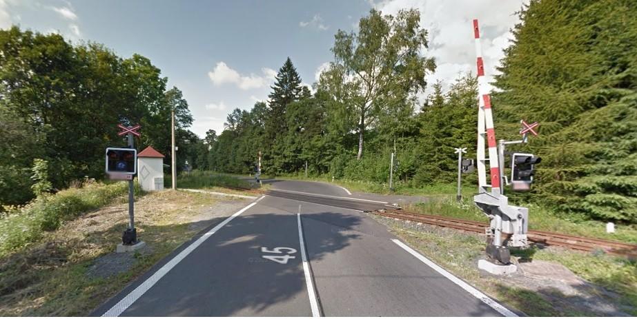 Poslední variantou bez stavebních úprav je zřízení na silnici I. třídy světelné signalizační zařízení, které je v koordinaci se světelným přejezdovým zabezpečovacím zařízením.