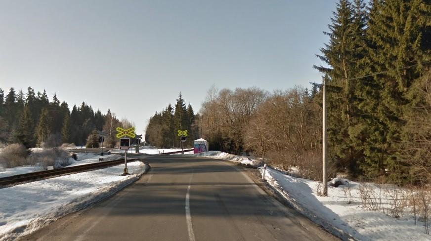 Přejezd P 7549 je zabezpečený světelným signalizačním zařízením s dopravní značkou A 32a s retroreflexním žlutozeleným fluorescenčním podkladem.