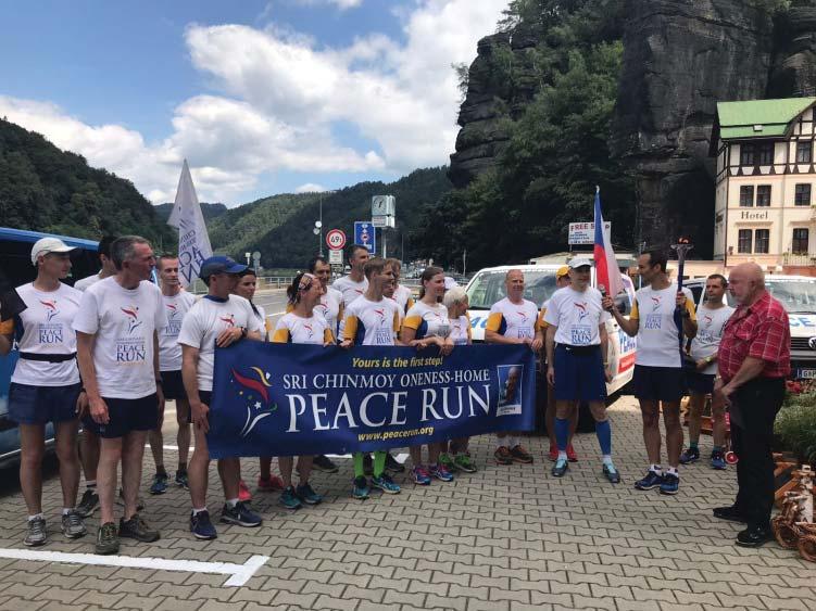 Bìh PEACE RUN Èeská republika 2018 Peace Run je nejdelší štafetový bìh s hoøící pochodní pøes více než 140 zemí svìta.