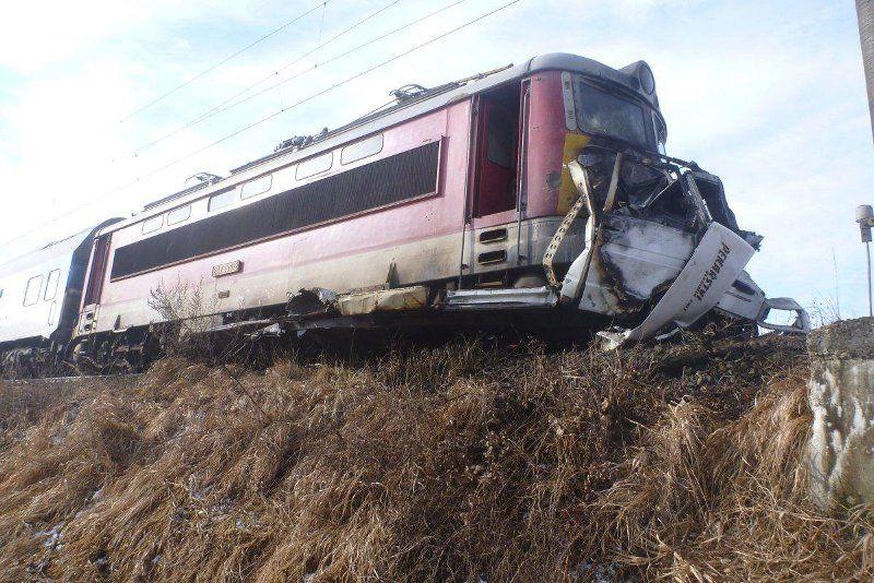 SUMMARY Grade: Date and time: Occurrence type: Description: accident. 27 th February 2012, 08:00 (07:00 GMT). accident at the level crossing with subsequent fire. collision of the train set No.