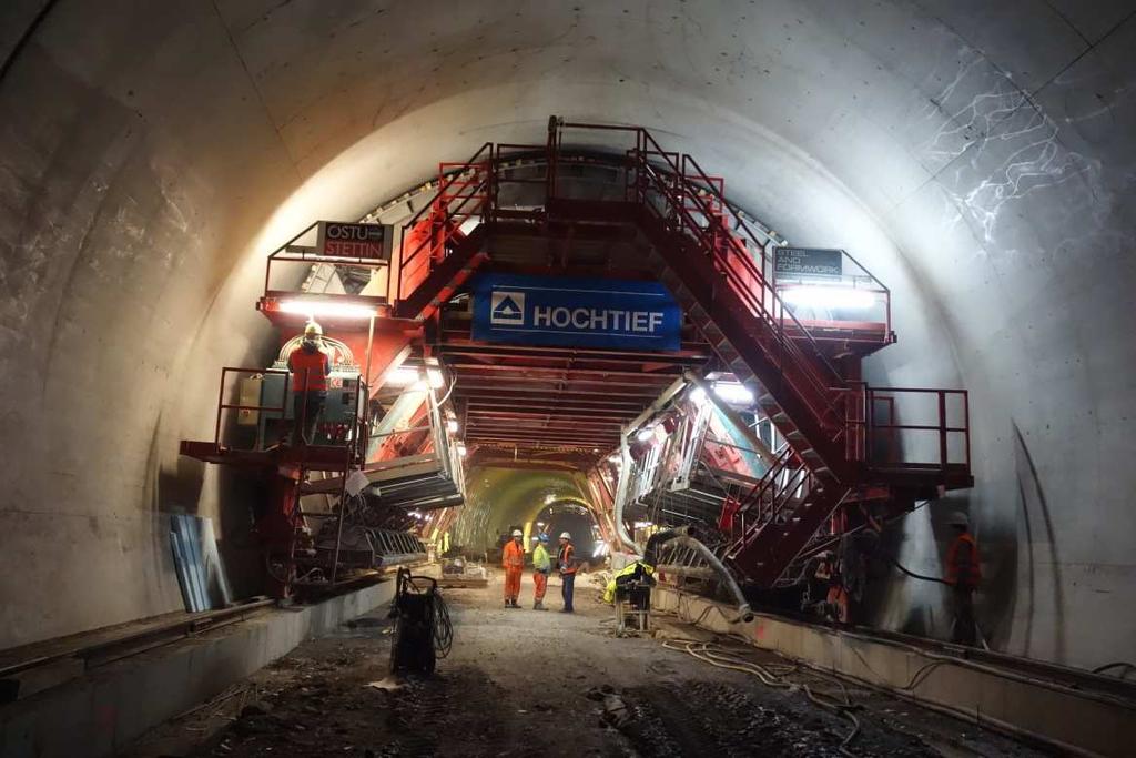 Obrázek 7: Práce na definitivním ostění 5. ZÁVĚR Většina ražeb tunelu Povážský Chlmec již byla dokončena a koncem roku 2015 byly zahájeny práce na definitivním ostění (obr.7).