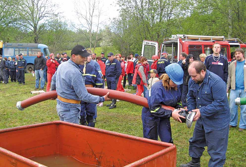 Zdobení velikonočního stromu na návsi akce obce a SDH Chlumany Velikonoční hrkání a koleda místní děti Noc s Andersenem akce místní knihovny