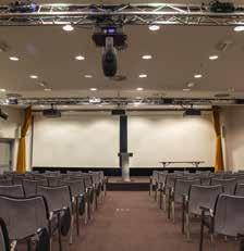 bar ť Víceúčelový sál vybavený špičkovou konferenční technikou.