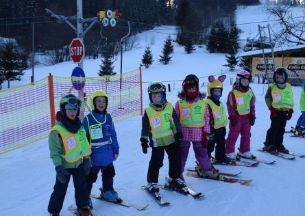 AKTUÁLNĚ Z MATEŘSKÉ ŠKOLY LYŽAŘSKÝ VÝCVIK 2017 Desátým rokem pořádáme pro děti naší mateřské školy lyžařský výcvik. Letos proběhl ve dnech 16. až 20. ledna 2017 ve SKI Areálu u Sachovy studánky.