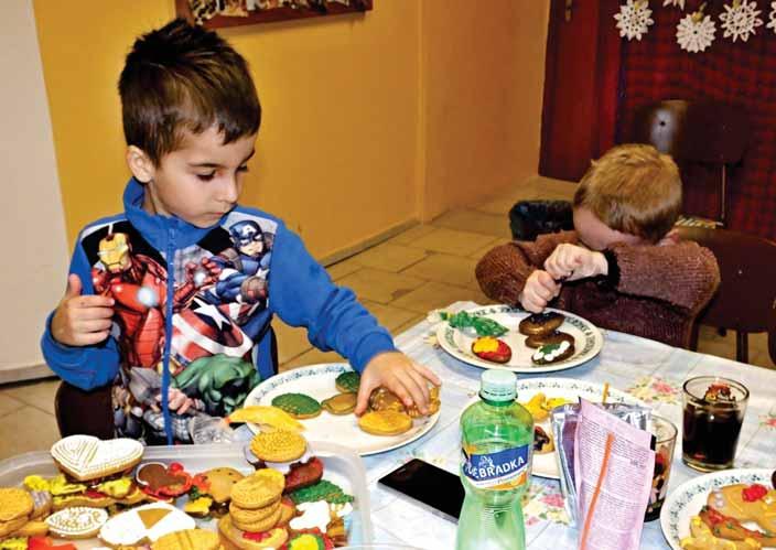 Poděkování patří všem maminkám, které napekly perníčky a připravily cukrovou polevu.