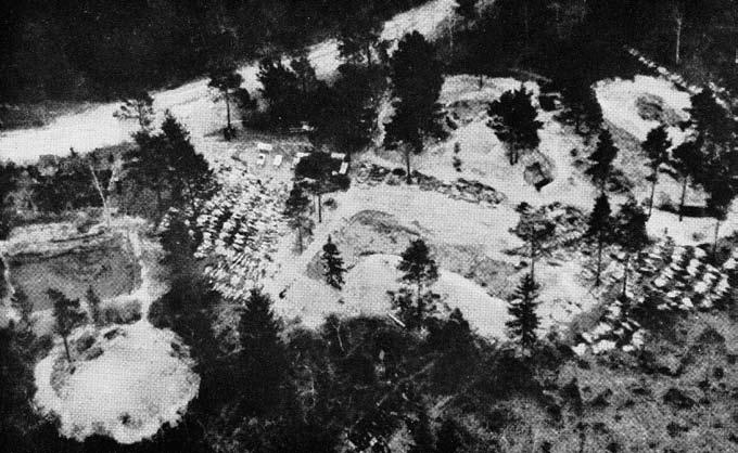 Letecký snímek místa zločinu v Katyni pořízený Němci v roce 1943 během první exhumace těl zavražděných polských důstojníků. Zdjęcie lotnicze miejsca zbrodni w Katyniu wykonane przez Niemców w 1943 r.