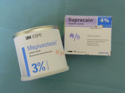 Obr. a Obr. b Obr. c Obr. d Obr. 3.3.: Metodika terapie orálních leukoplakií. Obr. (a) zobrazuje anestetika, která jsme používali k znecitlivění léčené oblasti při laserové intervenci; obr.