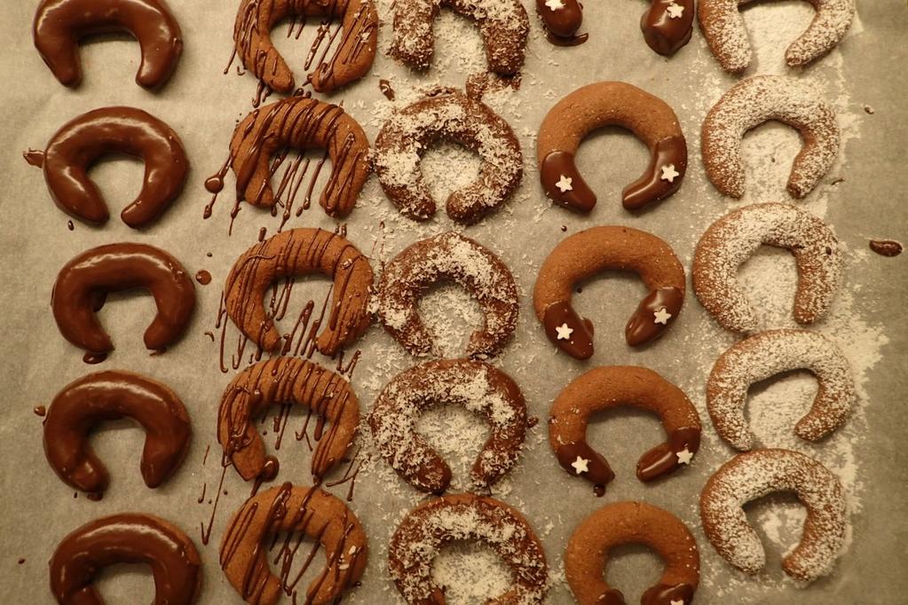 Skúste tieto vianoce namiesto vanilkových rožkov tieto chutné brownie rožky s čokoládou. Nevyzerajú na zjedenie?