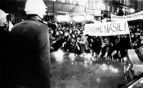 listopad 1989 - konala se povolená studentská stávka - demonstrace se neúčastnili disidenti, ale jejich děti - k uctění 50.